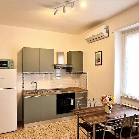 Cecilia House 4*