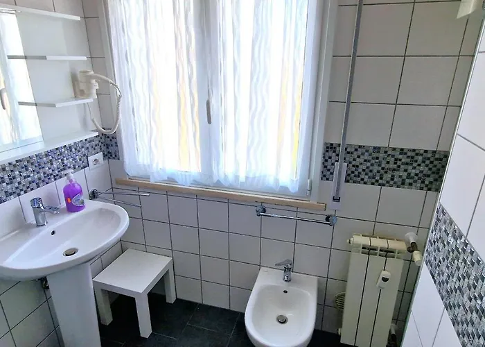 Cecilia House روما